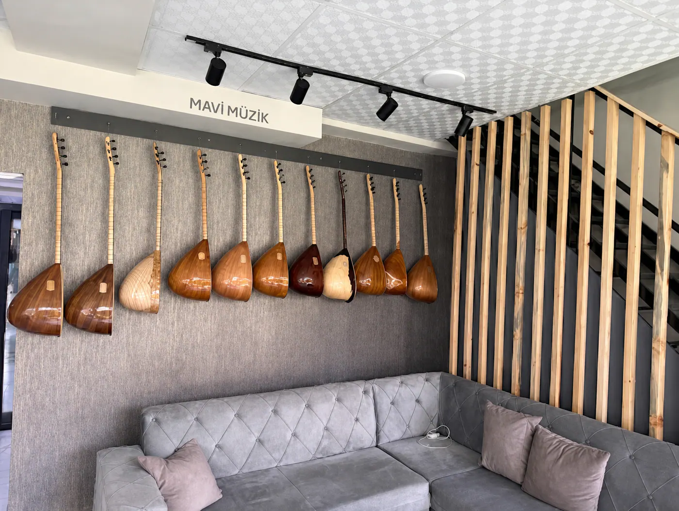 Mavi Müzik showroomunda bağlamalar ve dinlenme alanı